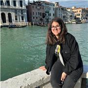 Ragazza laureata impartisce ripetizioni ai ragazzi delle medie, prevalentemente materie umanistiche